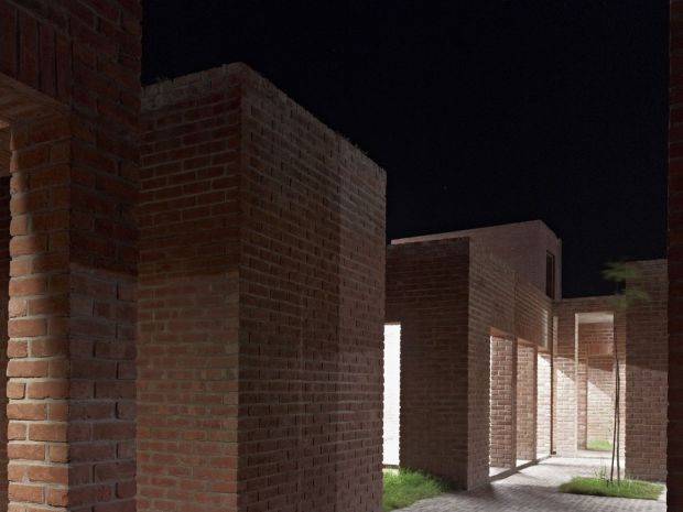 14_friendship-centre-kashef-mahboob-chowdhury-urbana_11_night_view_of_meeting_rooms_-photo_-_eric_chenal-