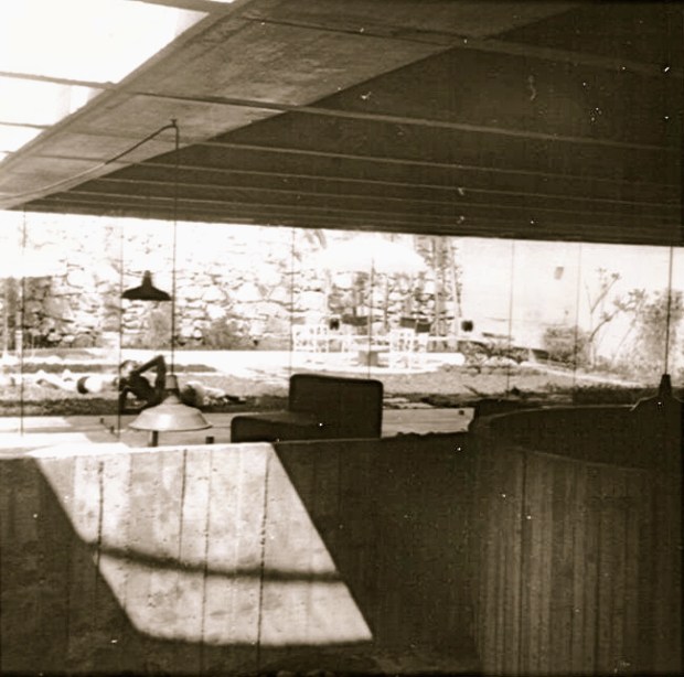 24.Brazil_residencia-jose roberto-filippelli_ruy_ohtake_interior-view-from-staircase_skylight-jus-seen