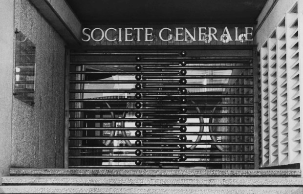 Entrée d'une agence Société Générale à Abidjan (1955)